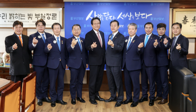 국제라이온스협회355-A(부산)지구 이형모 총재와 협회 임원들이 19일 부산일보사를 방문해 김진수 사장과 부산지역 사회 봉사활동 활성화 방안 등에 대해 다양한 의견을 나누었다. 김종진 기자 kjj1761@