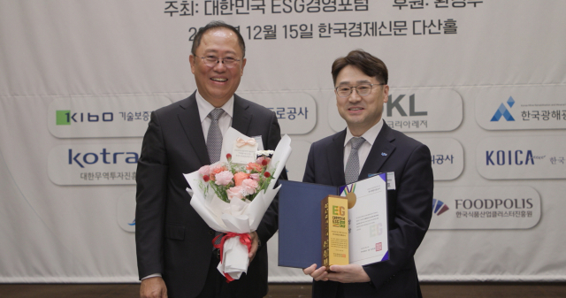 지난 15일 열린 ‘2023 대한민국 ESG경영 혁신대상’에서 한국해양진흥공사 김우호 경영기획본부장(오른쪽)이 김정호 한국경제신문 사장과 기념촬영을 하고 있다. 해양진흥공사 제공