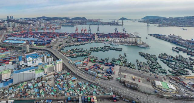 북항 2단계 용역에 사업타당성 조사가 추가로 검토될 예정이다. 부산항 북항 2단계 재개발 대상지인 부산 동구 자성대부두와 인근 전경. 김종진 기자 kjj1761@
