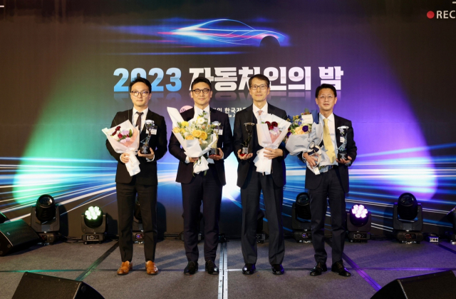 ‘2023 자동차인상’ 수상자들이 수상후 포즈를 취하고 있다. 왼쪽부터 코콤포터노벨리 한승조 부장, 볼보자동차코리아 이윤모 대표, 한국자동차모빌리티산업협회 강남훈 회장, 현대차·기아 김도학 상무.한국자동차기자협회 제공