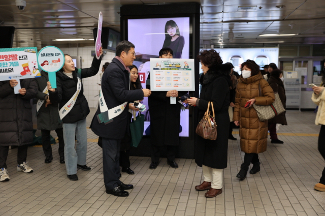 20일 서울 강남역에서 실시한 ‘에너지 절약 거리 캠페인’에서 이상훈 한국에너지공단 이사장이 시민들을 대상으로 겨울철 에너지절약 실천요령을 홍보하고 있다. 에너지공단 제공