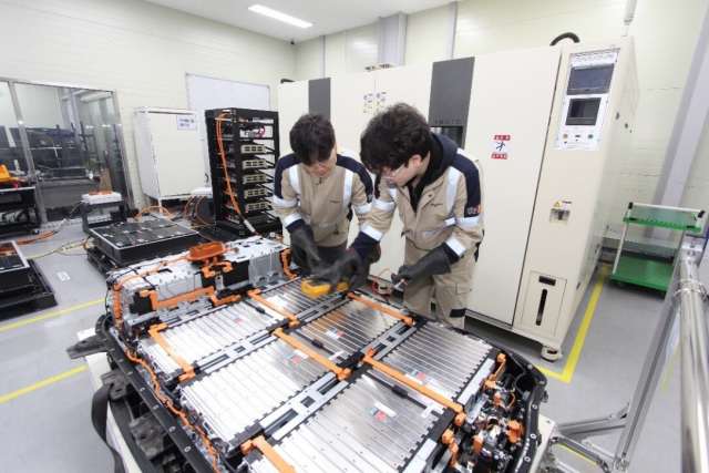 직원들이 배터리 안전성검사를 실시하고 있다. 피엠그로우 제공