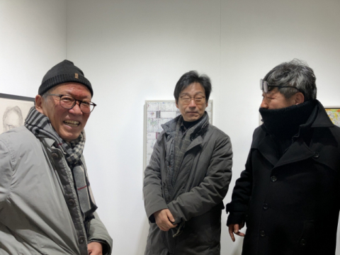 신동문화사 신동배 대표가 작가들과 이야기하고 있다. 김이선 제공