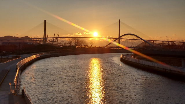 부산 북항 친수공원 보도교 4에서 바라본 일출. 공원 내 경관수로에 비친 해의 모습이 장관이다. 김희돈 기자