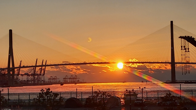 부산 북항 친수공원에서 만날 수 있는 일출. 부산항대교를 배경으로 신선대부두(왼쪽)와 한국해양대학교 사이에서 해가 떠오른다. 김희돈 기자