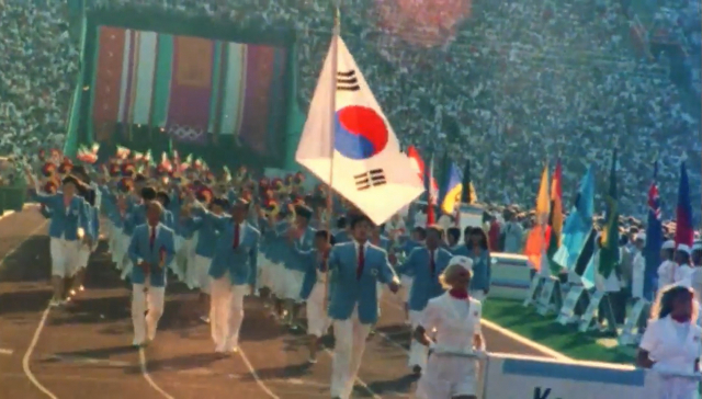 1984 로스앤젤레스 올림픽 개막식에서 대한민국 선수단 앞에서 태극기를 든 하형주가 기수로 입장하고 있다. e영상역사관