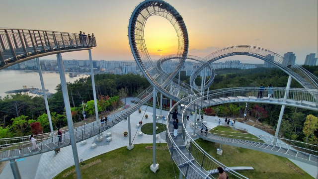 포항 스페이스워크를 배경으로 해가 지고 모습이 이채롭다. 호미곶으로 일출 여행을 떠난다면 인근 환호공원에 있는 이곳에서 올해 마지막 일몰을 즐기는 것도 좋을 것이다. 김희돈 기자