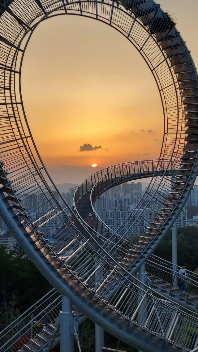 포항 스페이스워크를 배경으로 해가 지고 있는 모습. 호미곶으로 일출 여행을 떠난다면 인근 환호공원에 있는 스페이스워크에서 2023년 마지막 일몰을 즐기는 것도 좋을 것이다. 김희돈 기자