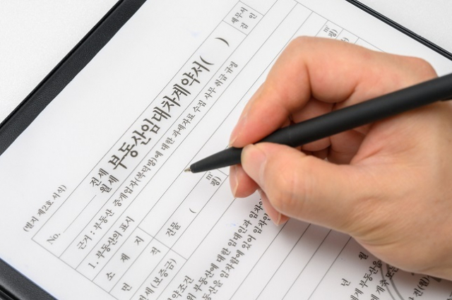 세입자 전세 보증금을 두 차례 이상 제때 돌려주지 않은 ‘악성 임대인’ 명단이 공개 1년 만에 1177명(법인 포함)으로 늘어났다. 이들이 떼먹은 전세금은 모두 1조 9000억원에 이른다. 이미지투데이