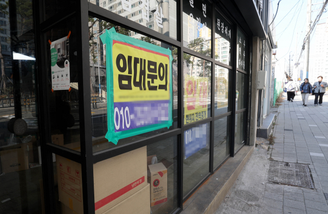 27일 부산 부산진구 전포동의 한 가게에 임대 안내문이 붙어 있다. 정종회 기자 jjh@
