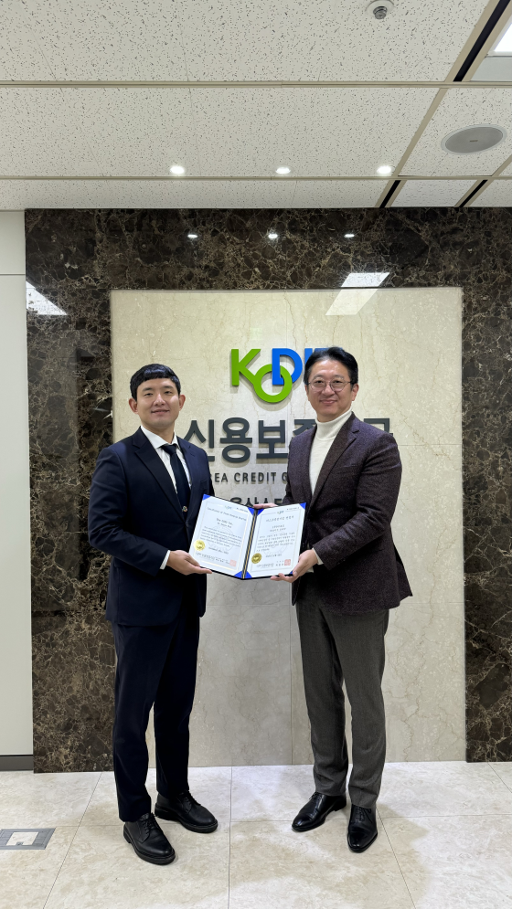 더로드 김유빈 대표(좌측)가 증서를 받고 있다. UNIST 제공