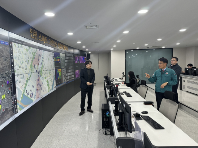 이상훈 한국산업단지공단 이사장이 지난 27일 인천 남동국가산업단지 내 인천남동통합관제센터를 방문해 겨울철 화재 발생 대비 주요 시설물에 대한 현장 점검을 실시하고 화재 예방을 당부했다. 산단공 제공