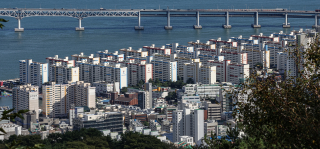 태영건설이 워크아웃을 신청할 것으로 보이면서 건설업계는 물론 금융업계에도 상당한 파장이 우려된다. 부산 수영구 일대 전경. 부산일보DB
