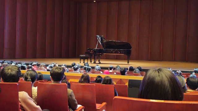 지난 27일 밤 부산문화회관 대극장에서 열린 ‘크리스티안 짐머만(지메르만) 피아노 리사이틀’에서 사용한 짐머만 전용 ‘스타인웨이 앤드 선스(Steinway ＆ Sons) 파브리니’ 피아노. 김은영 기자 key66@