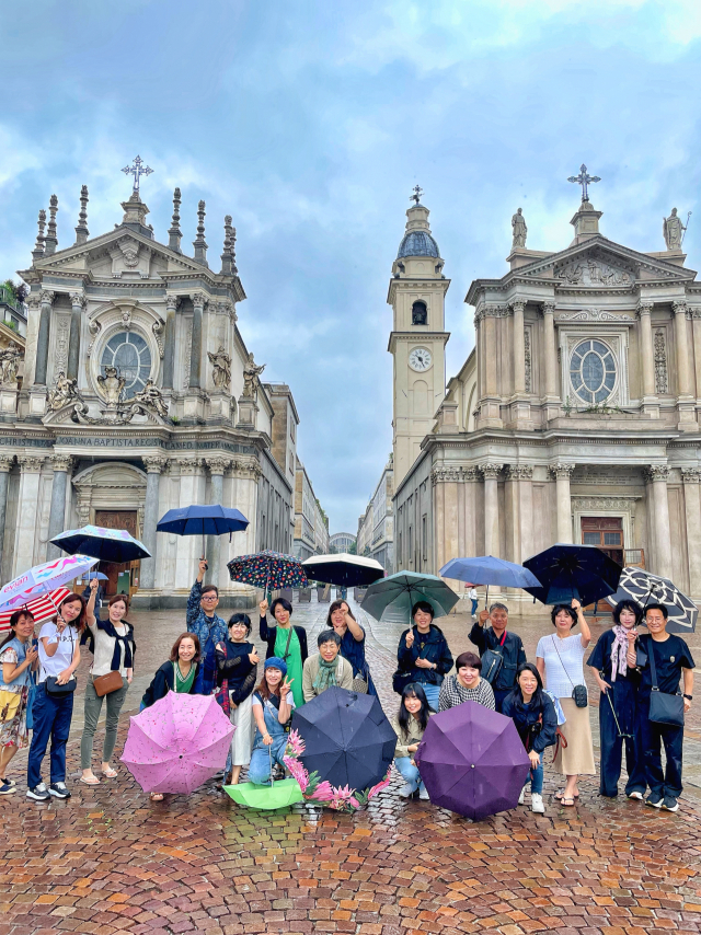 이탈리아 미식투어 참가자들이 토리노 시내에서 우산을 쓰고 기념사진을 찍고 있다. 손준호 준투어 대표