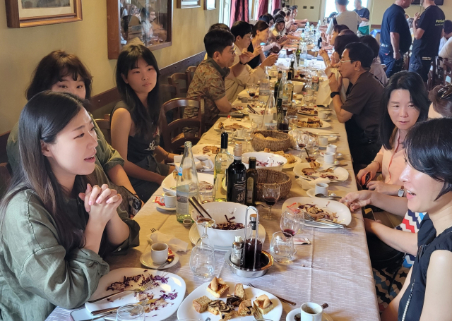 이탈리아 미식투어 참가자들이 식사 도중 즐거운 표정으로 대화하고 있다. 손준호 준투어 대표