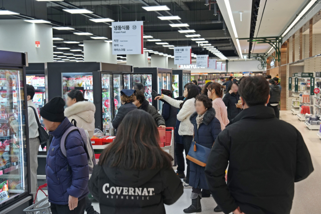 롯데마트가 새해를 앞두고 먹거리 할인행사에 나선다.