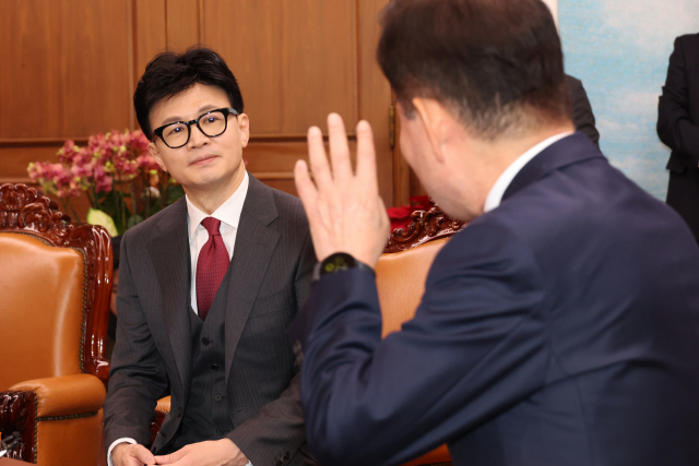김진표 국회의장과 국민의힘 한동훈 비상대책위원장이 29일 국회의장실에서 만나 대화를 나누고 있다. 연합뉴스