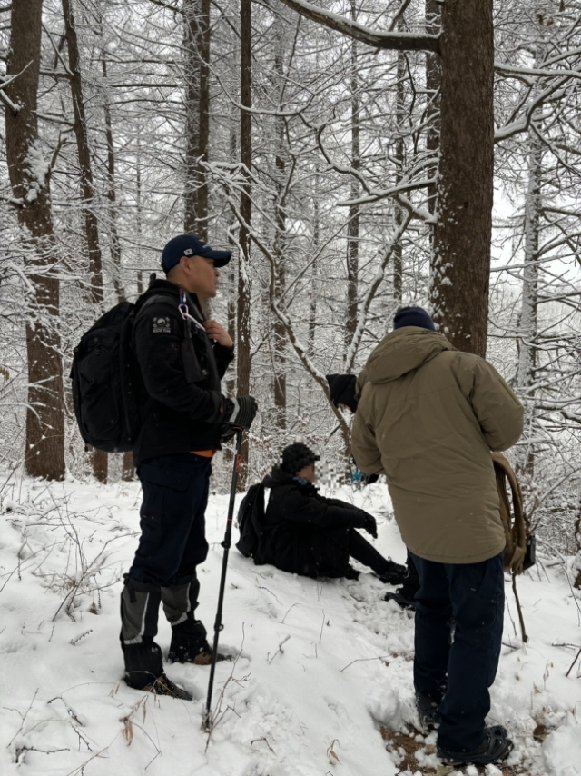 구조자와 만난 소방대원. 경기북부소방재난본부 제공