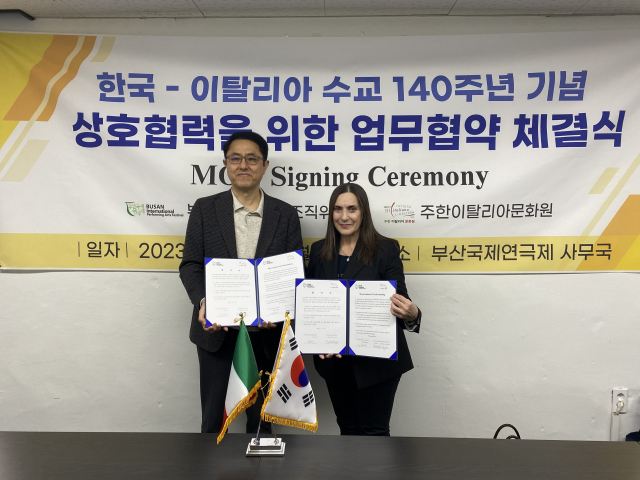 지난 18일 손병태(왼쪽) 부산국제연극제 집행위원장은 미켈라 린다 마그리 주한이탈리아문화원장과 공식 업무협약을 맺고 연극 작품을 교류하기로 합의했다. 부산국제연극제 조직위 제공