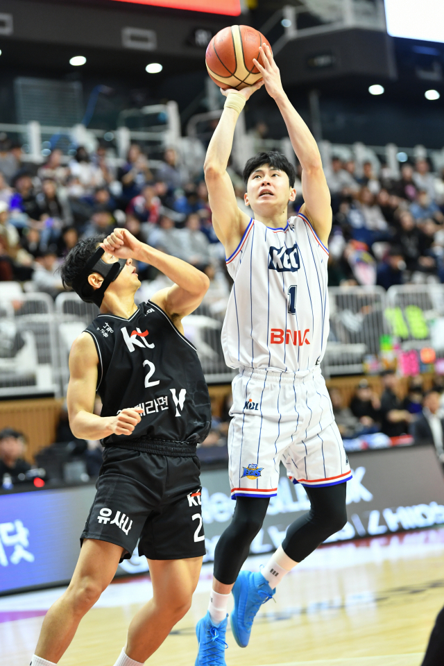 KCC 이호현이 지난 30일 열린 KT와 원정 경기에서 KT 허훈의 수비를 피해 슛을 시도하고 있다. KBL 제공