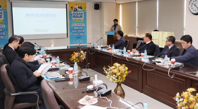 지난달 28일 오전 부산일보 회의실에서 ‘2023 오션이슈토크’가 열렸다. 이 자리에 참석한 해양산업 관련 업계와 전문가는 ‘해양산업 2023 진단과 2024 전망’을 주제로 좌담회를 가졌다. 이재찬 기자 chan@