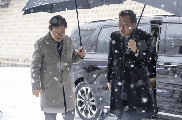 더불어민주당 이재명 대표와 이낙연 전 대표가 지난달 30일 전격 회동해 갈등 봉합을 시도했지만 불발됐다. 두 사람이 함박눈이 내리는 이날 서울 중구의 한 식당으로 들어가는 모습. 연합뉴스