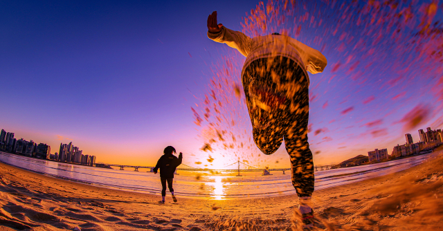 2024년 갑진년(甲辰年)의 새 해가 솟고 있습니다. 늘상 뜨고 지는 해이지만 오늘 해가 새로운 것은 새해 아침엔 한 해의 희망을 얘기할 수 있기 때문입니다. 거침없이 해변을 달리는 사람들의 저 당당한 모습처럼 올해는 어느 때보다 힘찬 한 해가 되길 기원해 봅니다. 김종진 기자 kjj1761@