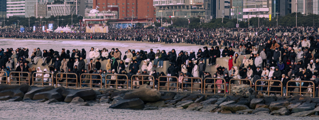 2024년 갑진년(甲辰年) 새해가 밝았다. 1일 오전 부산 해운대구 해운대해수욕장을 찾은 시민과 관광객들이 새해 첫 해돋이를 기다리고 있다. 김종진 기자 kjj1761@