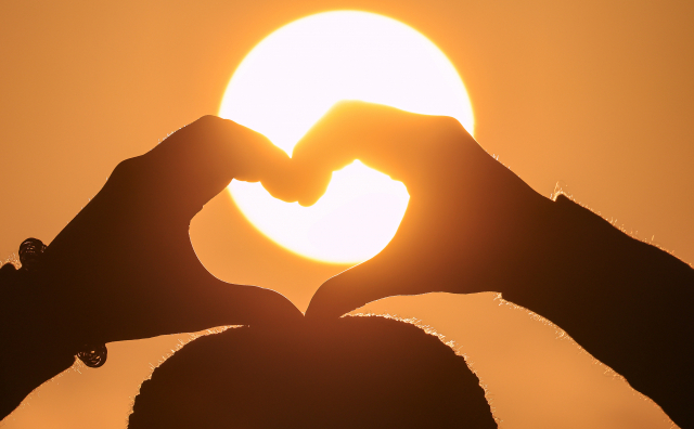 2024년 갑진년(甲辰年) 새해가 밝았다. 1일 오전 부산 해운대구 해운대해수욕장에서 구름을 뚫고 새해 첫 해가 떠오르고 있다. 김종진 기자 kjj1761@