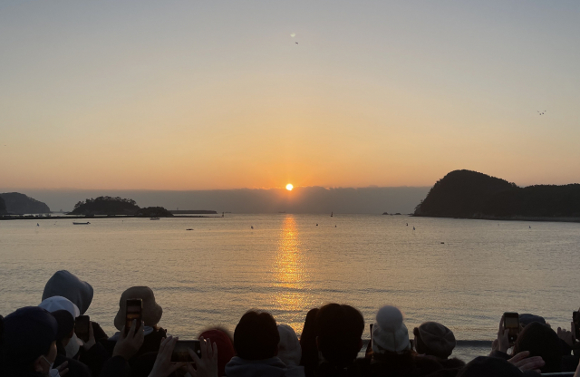 부산 다대포해수욕장에서 바라본 2024년 새해 첫 해. 나웅기 기자 wonggy@busan.com