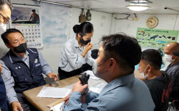 원양어선사 외국인 선원을 대상으로 선원 임금체불 해소를 위한 상담활동을 진행하는 모습. 해수부 제공