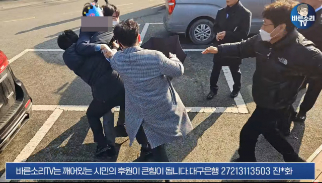 더불어민주당 이재명 대표를 피습한 괴한이 2일 부산 강서구 대항전망대에서 경찰에 제지당하고 있다. 유튜브 채널 바른소리TV 캡처