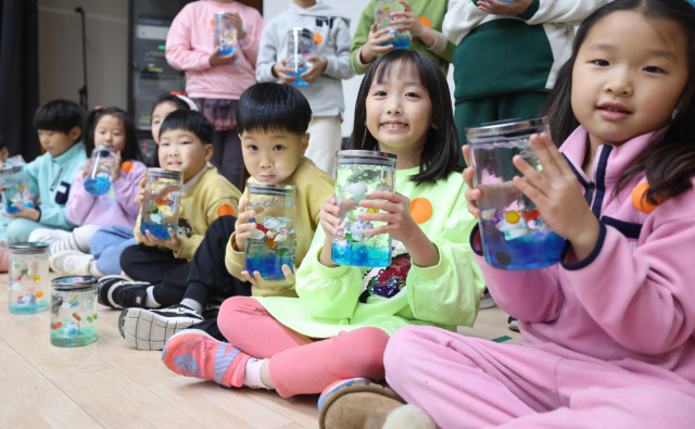 겨울방학을 맞아 부산 기장군 정관박물관에서 열린 '우리 가족 박물관 나들이 - 용알용알 -' 프로그램에 참가한 어린이들이 용알 무드등을 만들어 보이고 있다. 이재찬 기자 chan@