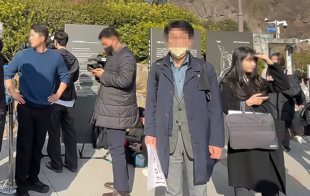 더불어민주당 이재명 대표를 습격한 김 모(67) 씨로 추정되는 인물(왼쪽 네 번째)이 지난 1일 이 대표가 경남 김해시 봉하마을에서 고 노무현 전 대통령 묘역을 참배하는 현장에서도 포착됐다. A 유튜브 채널 영상 캡처