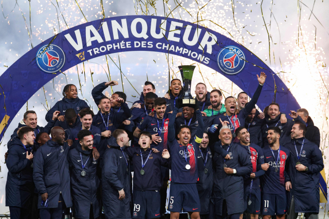 이강인(가운데)을 비롯한 PSG 선수들이 ‘프랑스 슈퍼컵’ 우승 트로피를 들어 올리며 기뻐하고 있다. AFP연합뉴스