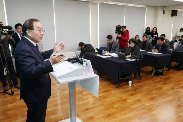 4일 부산 남구 신연초등하교에서 열린 하윤수 부산시교육감 신년 기자간담회에서 하 교육감이 기자들의 답변에 답하고 있다. 정대현 기자 jhyun@