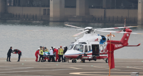부산 방문 일정 중 흉기에 피습된 더불어민주당 이재명 대표가 2일 서울 용산구 노들섬 헬기장에서 서울대병원으로 이송되고 있다. 연합뉴스