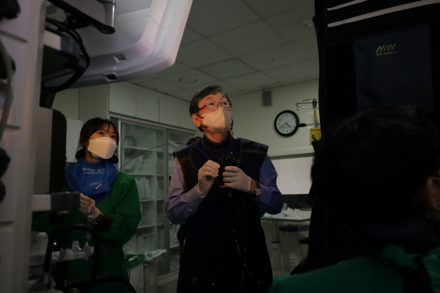 창원한마음병원 소화기내과 김명환 교수가 환자를 진료하고 있다. 창원한마음병원 제공