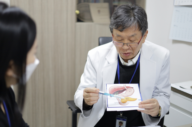 창원한마음병원 소화기내과 김명환 교수가 환자를 진료하고 있다. 창원한마음병원 제공