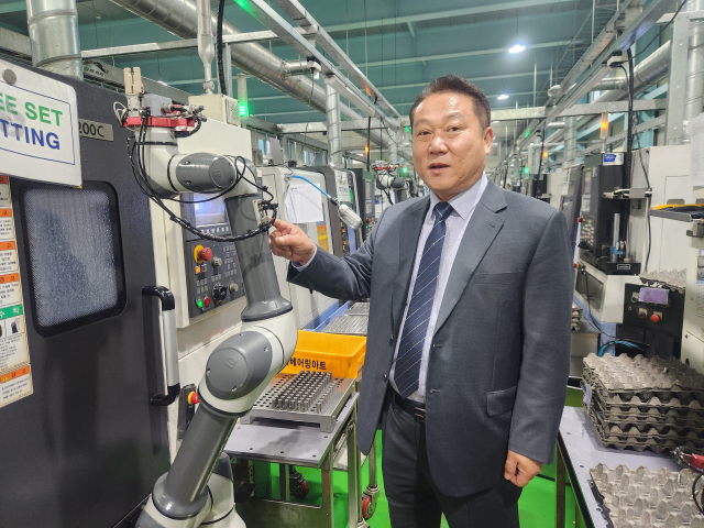 부산 사상구에 위치한 국내 최대 협동로봇 SI전문업체 STS로보테크 김기환 대표이사가 협동로봇의 장점에 대해 설명하고 있다.