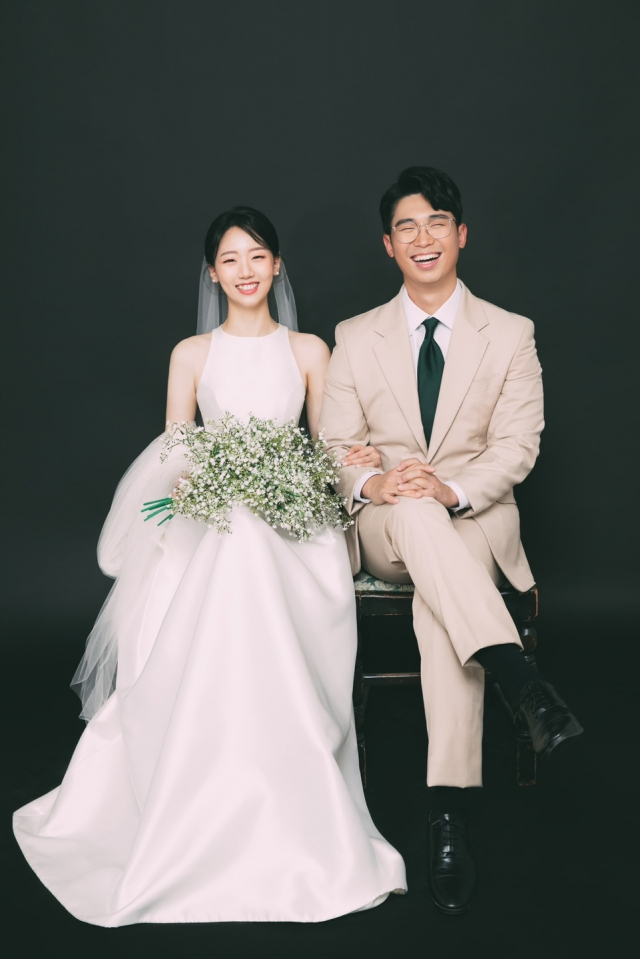 롯데 자이언츠 홍승현 트레이닝 코치(사진 오른쪽)와 신부 김나은 양. 롯데 자이언츠 제공