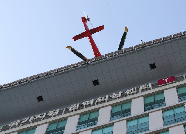 더불어민주당 이재명 대표가 지난 2일 오전 부산 강서구 가덕도 대항전망대에서 흉기에 피습 당한 뒤 부산대병원에서 응급처치를 마치고 헬기를 이용해 서울대학교 병원으로 이송되고 있다. 연합뉴스