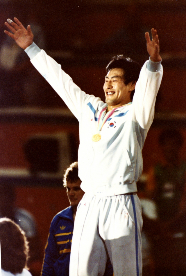 1984년 LA 올림픽 유도(95kg 이하)에서 금메달을 차지한 하형주가 시상식에서 기뻐하고 있다. 대한체육회 제공