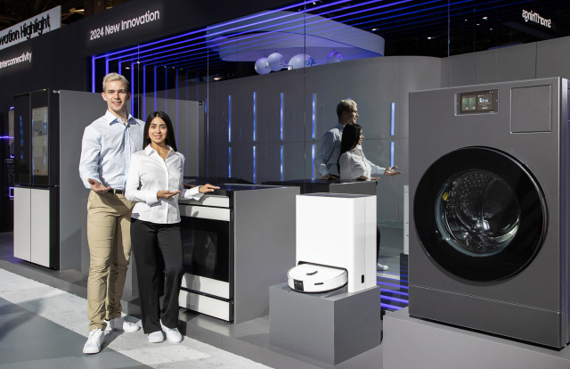 ‘CES 2024’가 열리는 미국 라스베이거스 컨벤션 센터 내 삼성전자 전시관에서 삼성전자 모델이 비스포크 AI 가전 제품들을 소개하고 있다.삼성전자 제공