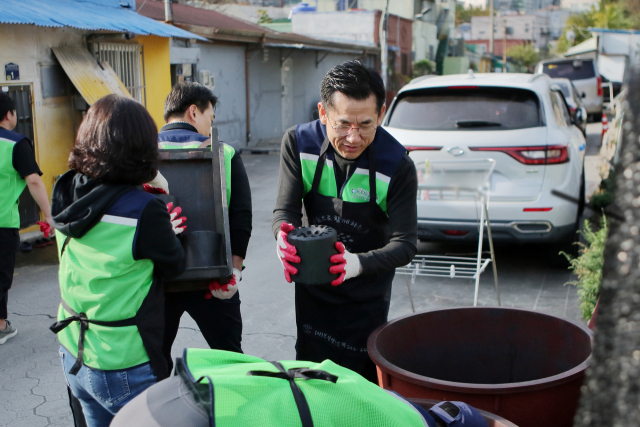 안 병원장이 사회공헌 활동으로 부산진구 개금3동 일대에서 병원 직원들과 함께 연탄 나눔 봉사를 하고 있다.