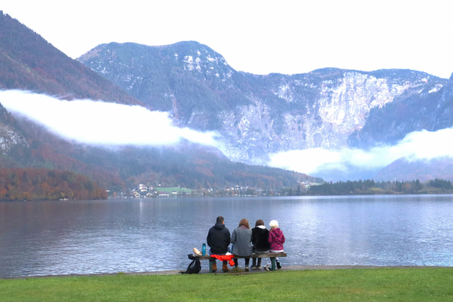 한 유럽 가족이 오스트리아 할슈타트 호수 벤치에 앉아 자유여행의 여유를 즐기고 있다. 남태우 기자