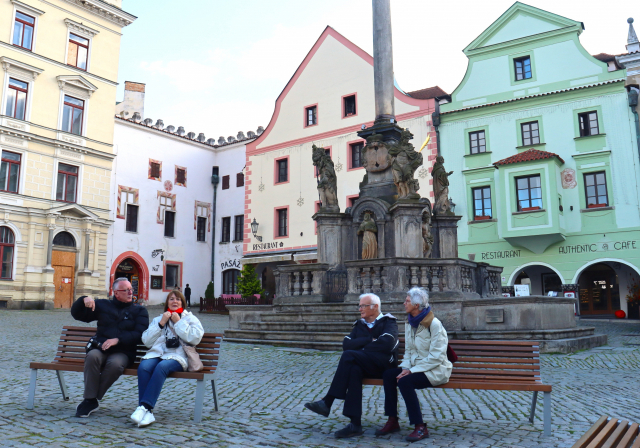 체코 체스키 크룸로프를 여행한 두 유럽 노인 부부가 광장 벤치에 앉아 대화를 나누고 있다. 남태우 기자