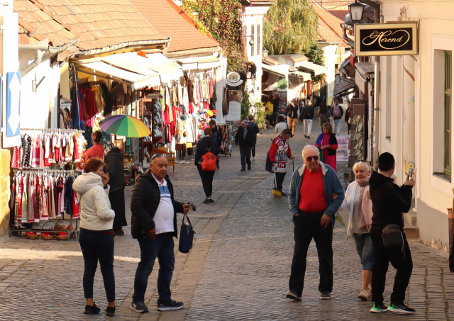 헝가리 자유여행에 나선 유럽의 노인 부부들이 부다페스트 인근 센텐드레에서 쇼핑을 즐기고 있다. 남태우 기자