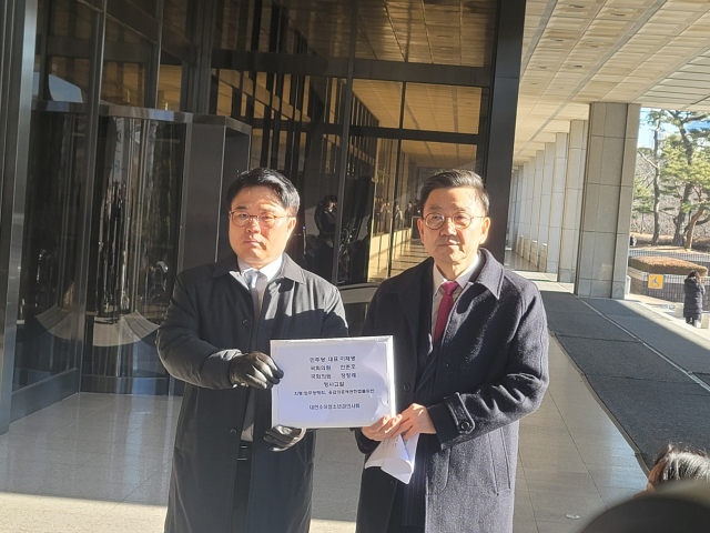 임현택(왼쪽) 대한소아청소년과의사회 회장과 변성윤(오른쪽) 평택시의사회장이 8일 서울중앙지검 앞에서 이재명 더불어민주당 대표 고발장을 들고 서 있다. 대한소아청소년과의사회 제공